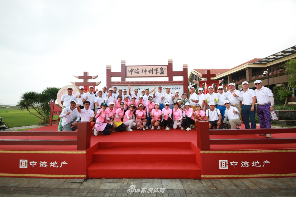 夕阳西下,球员与球童并肩走在洒满金光的球道上,构成一幅温暖而充满希望的剪影