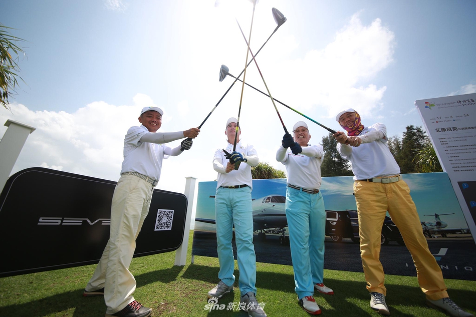 身着鲜艳高尔夫服饰的选手在沙坑中优雅救球,扬起一片金色沙雾