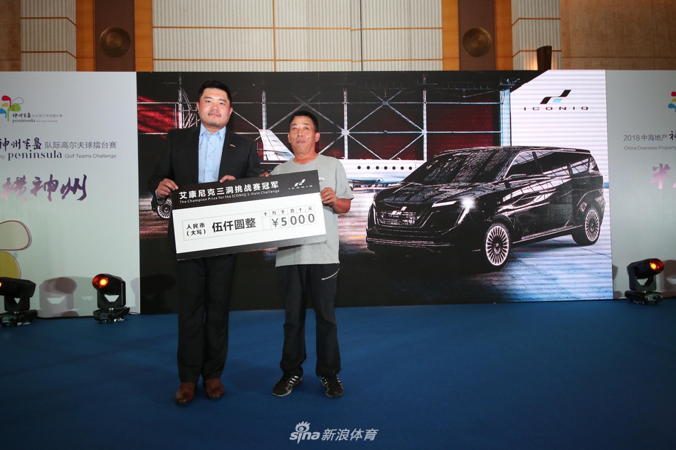 团队围在一起查看成绩,专注商讨下一轮策略,眼神中充满对胜利的渴望