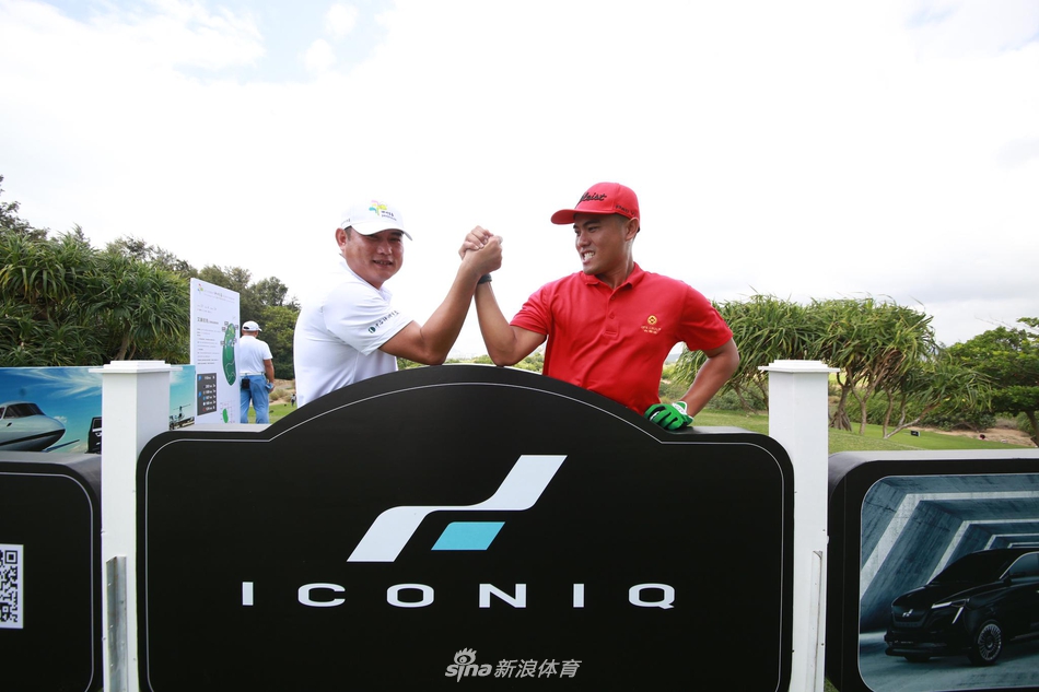 颁奖时刻,领先队伍成员高举奖杯庆祝,背后是绚丽的晚霞与欢呼的人群