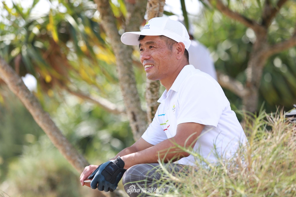 碧海银沙之畔,两位球员正专注地研判果岭线路,推杆在手,胜负在此一瞬