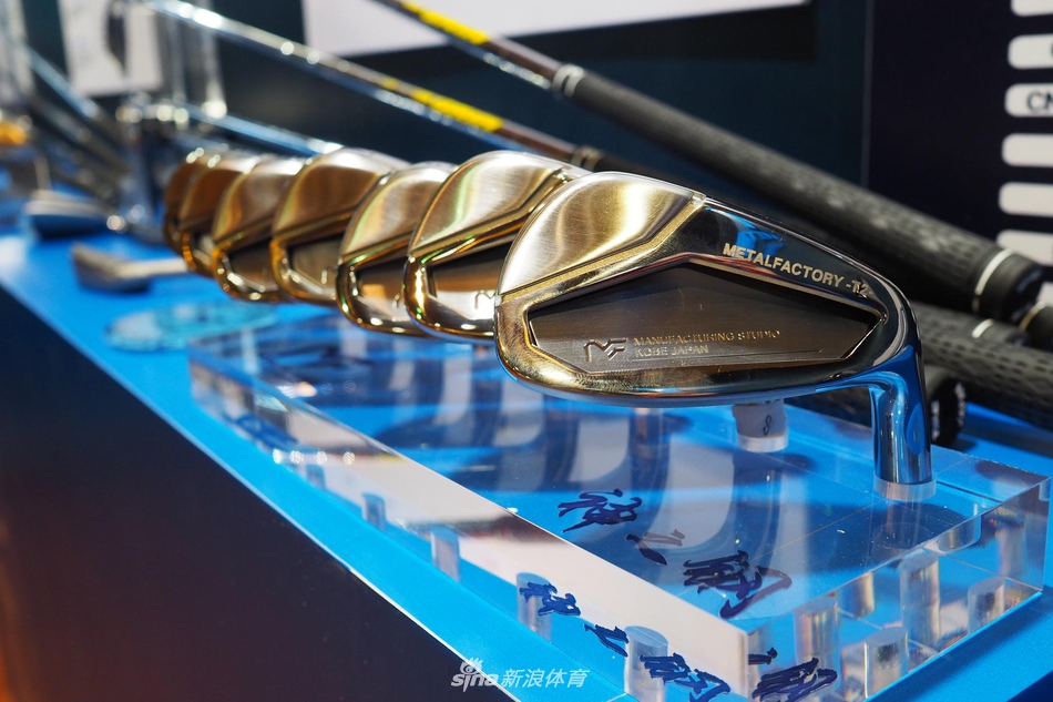 展会现场人流如织,来自不同国家的参展商与高尔夫爱好者聚集在展台前,气氛热烈而专业。