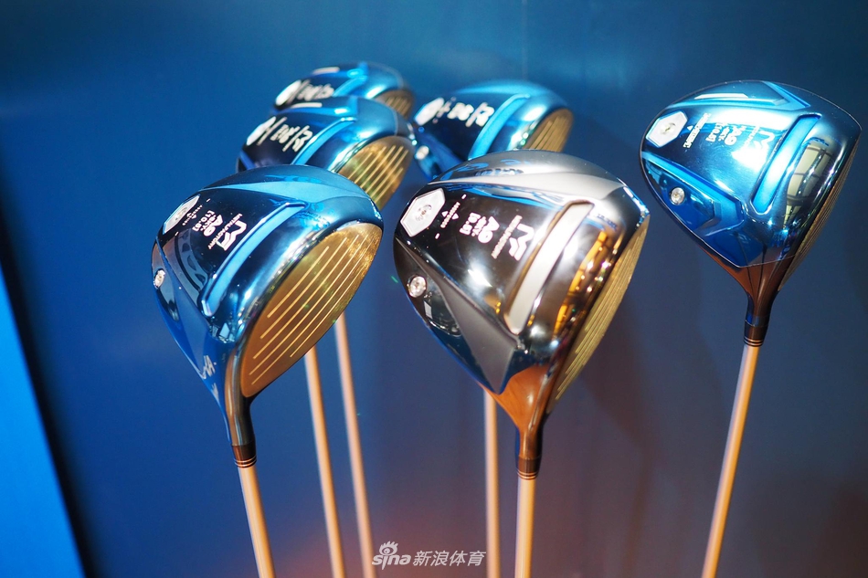 日本匠人全神贯注,手持锉刀手工精细打磨一支铁杆杆头,金属表面泛起细腻光泽。