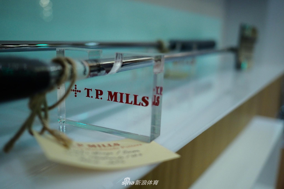 展柜内灯光璀璨,数十个造型各异的木杆杆头整齐排列,钛合金表面折射出未来感十足的冷冽光芒。