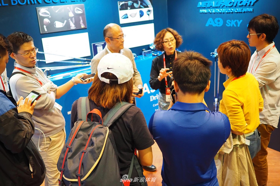 展会一角,数支已完成的定制球杆如艺术品般立在展示架中,等待着它们的主人,场景静谧而充满期待。