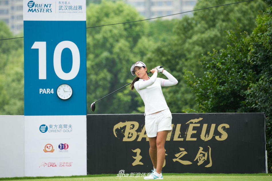沙坑救球瞬间,沙尘如雾般扬起,球手目光坚定,身影在阳光下勾勒出力量与决断的线条