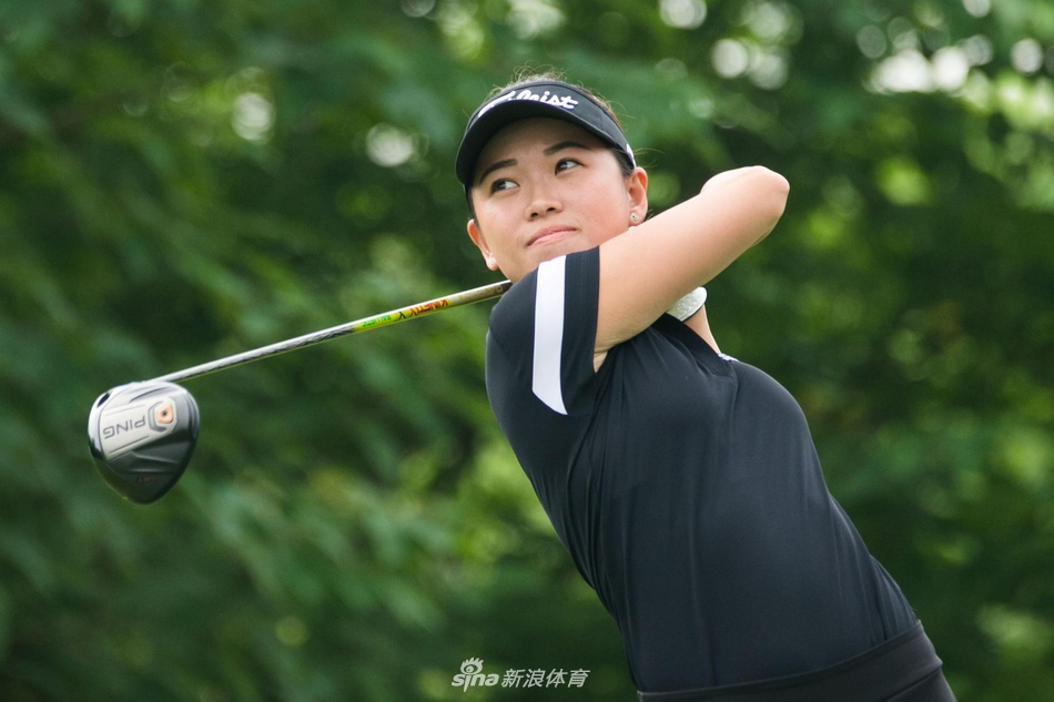 女球手完成精彩一击后,面露自信微笑,从容走向下一洞,展现了竞技体育的优雅风范