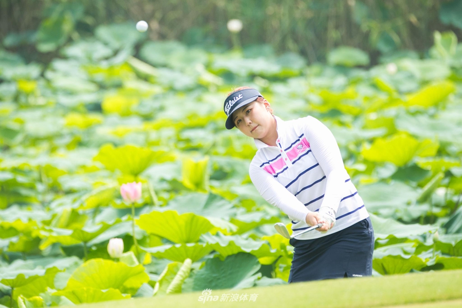 张维维展示精湛的沙坑救球技术，沙尘飞扬中小球精准脱困飞向果岭。