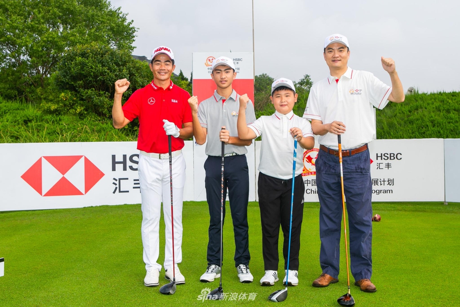 吴威先生作为新生力量队队长，正与同队的小球员们围在一起，兴致勃勃地讨论下一洞的推杆策略。