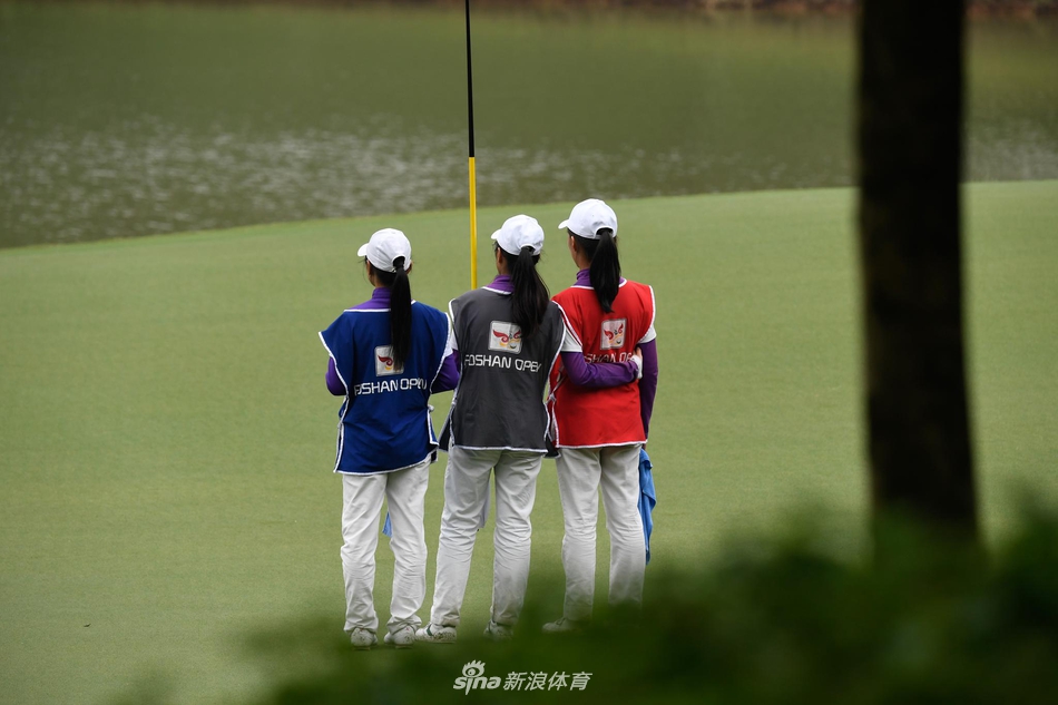 白政恺在第十八洞果岭推进制胜一推后，激动地握拳庆祝历史性胜利。