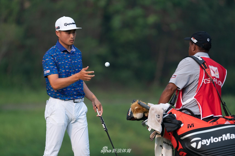 白政恺在18号洞果岭上专注推杆，阳光勾勒出他年轻而坚毅的侧影，这一刻，纪录正在被创造。