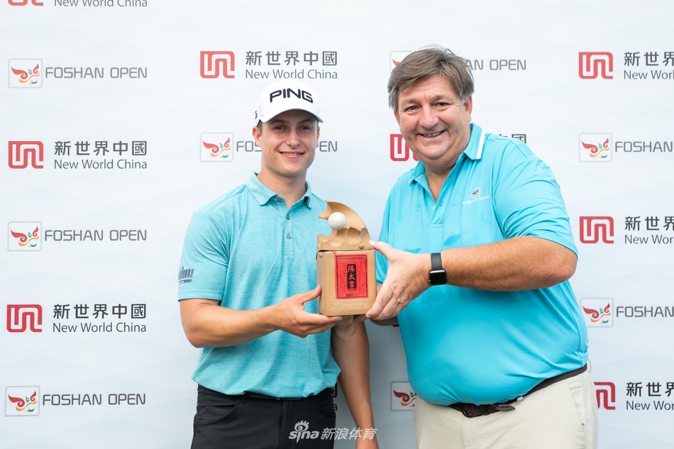 克纳佩在发球台上优雅挥杆，球杆划破空气的瞬间，仿佛凝聚了全场目光与领先者的自信。