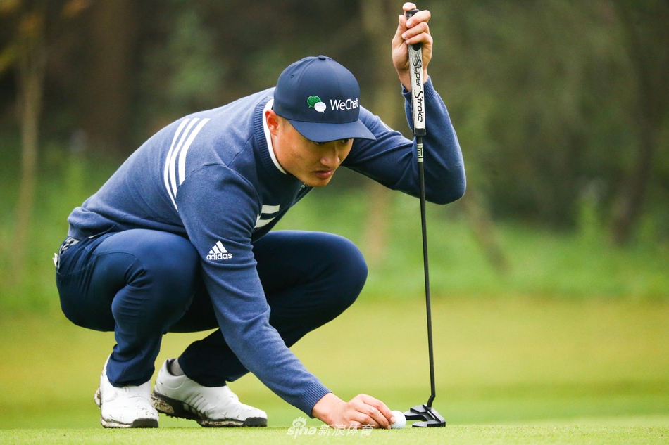 庆隆南山球会风景如画,赛场蜿蜒于山峦之间,挑战与美景并存