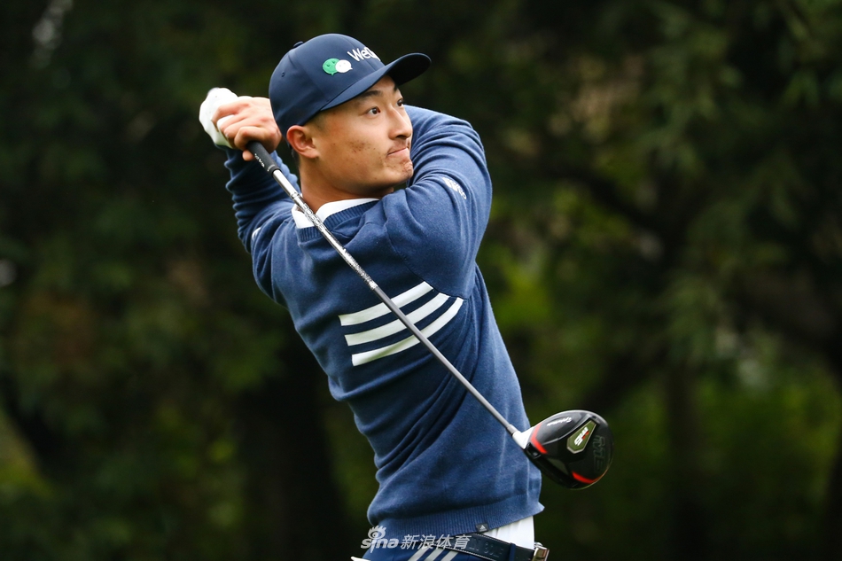 李昊桐在重庆庆隆南山球会次轮比赛中专注推杆,山城背景下的果岭对决