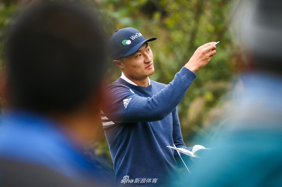 李昊桐挥杆瞬间,球杆划破山间晨雾,展现顶尖球员的力量与技巧