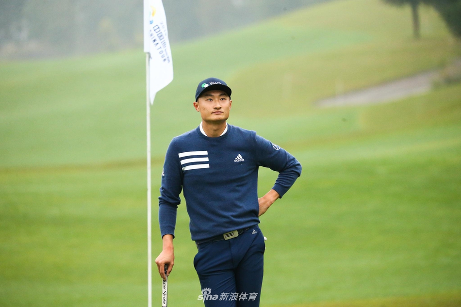 沙坑救球瞬间,沙砾飞溅,展现高尔夫比赛中处理困难球位的精准与勇气