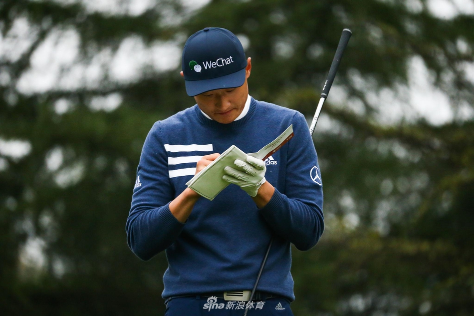 高尔夫球在空中划出优美弧线飞向果岭,技术与自然的完美融合