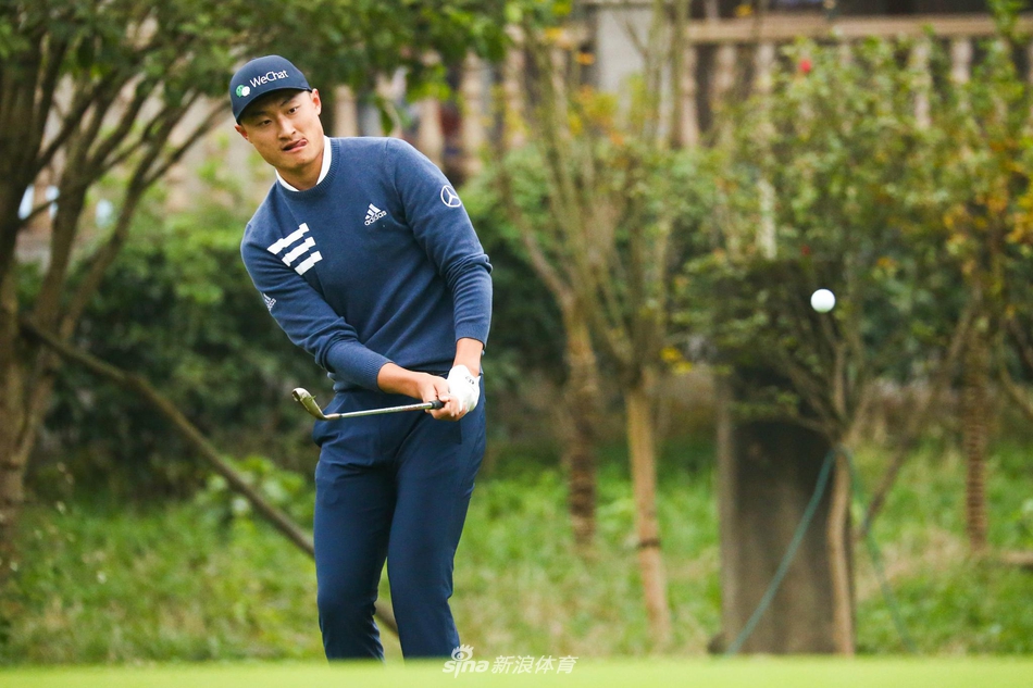 赛事吸引了众多重庆球迷到场观战,观众们在球道旁凝神关注比赛进程