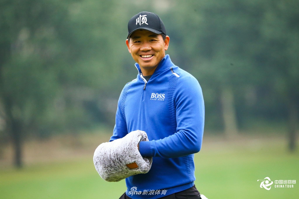 李昊桐在18号洞果岭上俯身仔细观察推杆线路，凝重的神情与静止的身影，构成了大赛决胜时刻最经典的专注画面。