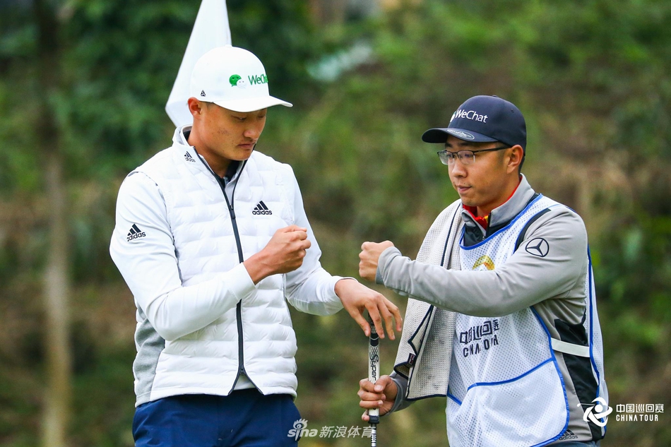 赛后李昊桐与同场竞技的球员们握手致意，微笑中流露出对对手的尊重与对比赛的享受，尽显体育精神与君子之风。