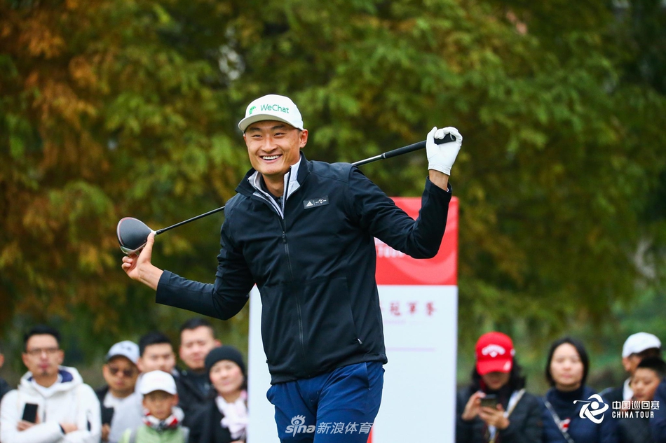 赛场外，李昊桐与相识多年的前辈好友轻松交谈，画面充满了温暖的氛围，展现了竞技之外高尔夫运动联结人心的力量。