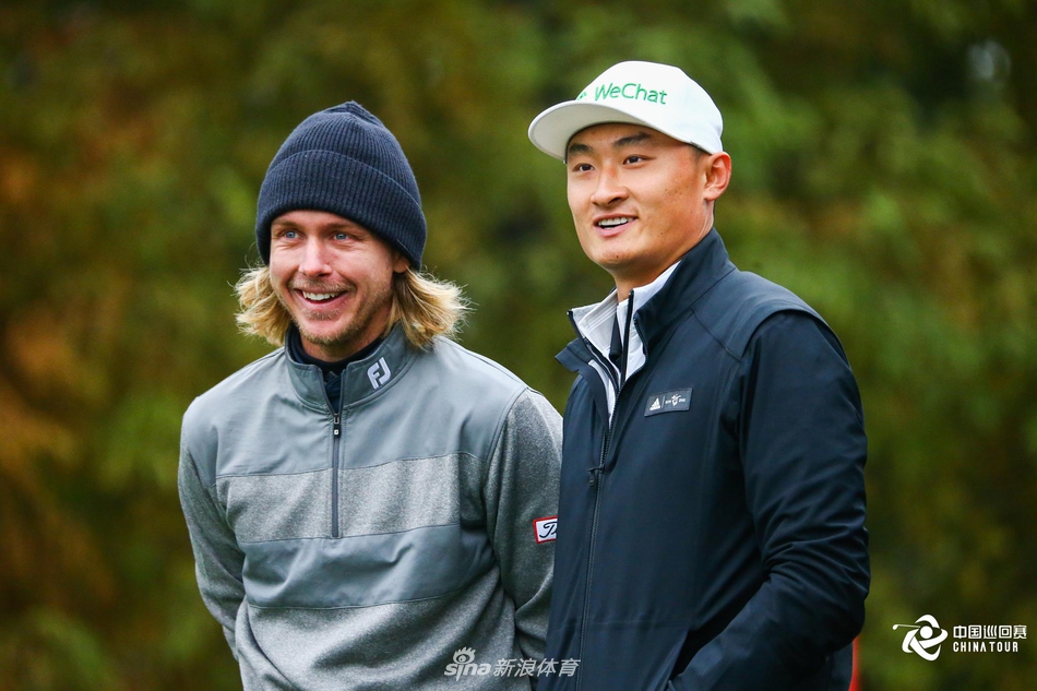 夕阳西下，李昊桐独自背着球包走在球道上，长长的影子拖在身后，孤勇者的背影诠释着高尔夫这项运动孤独与自我对话的本质。