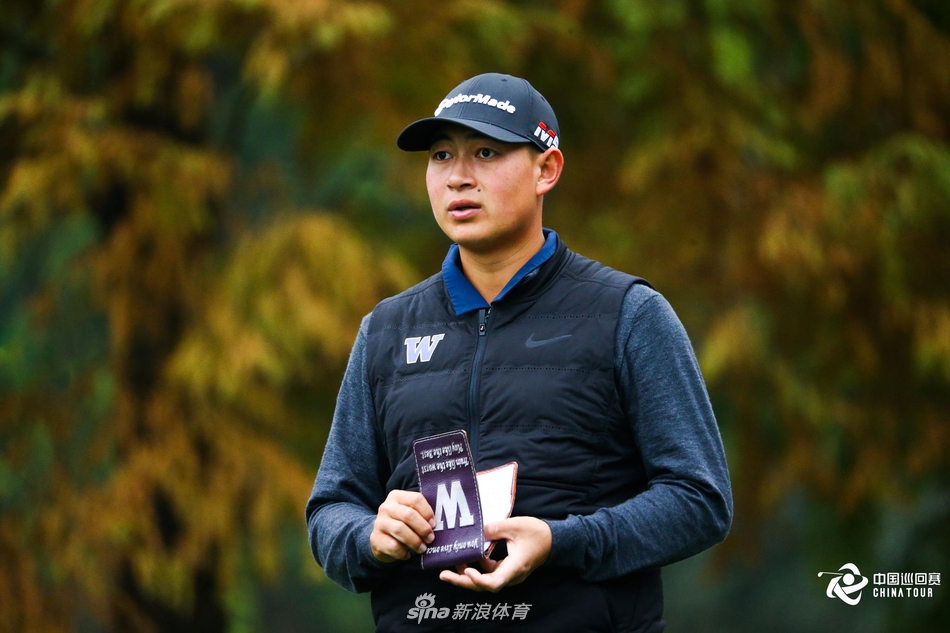 白色小球在翠绿的果岭上向洞杯滚动，观众屏息凝神的瞬间，胜负就在这咫尺间的滚动中决定。