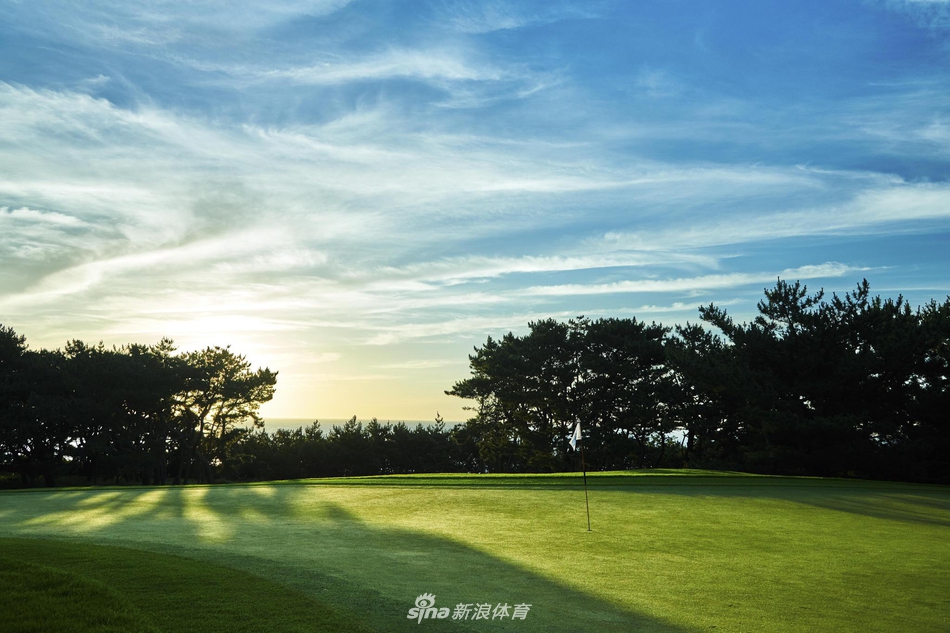 会所露台远眺，球员们在此小憩，将太平洋的无敌海景尽收眼底
