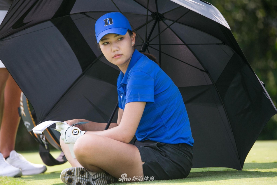 殷若宁在练习果岭上进行推杆训练，夕阳的余晖为她和绿茵镀上一层金色，勾勒出冠军背后日复一日的辛勤付出。