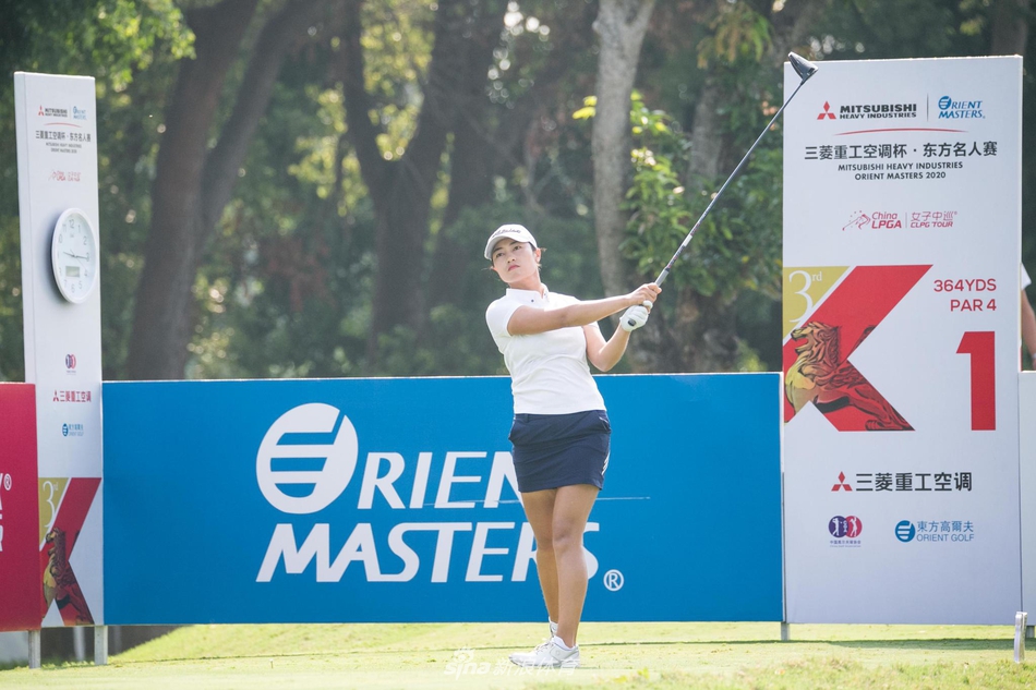 殷若宁在颁奖典礼上高举冠军奖杯，笑容灿烂如花，身旁的对手与嘉宾共同为她鼓掌，见证历史时刻。