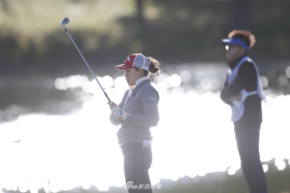 业余球手余彦豪正在果岭上认真推杆，动作标准，周围环境宁静，凸显了高尔夫运动所需的专注与平静。