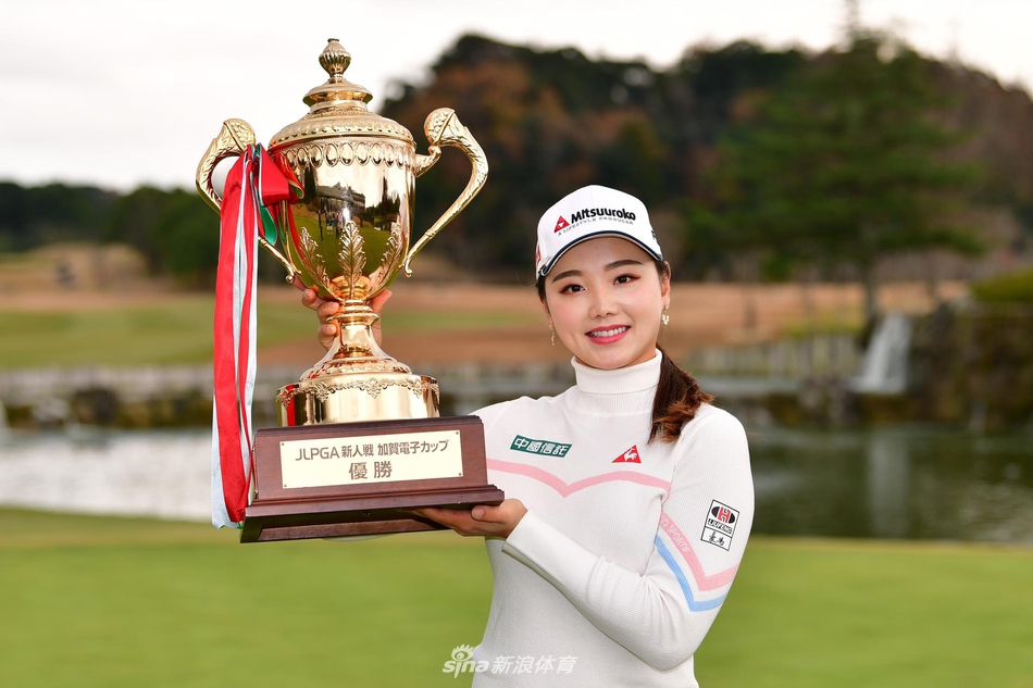 石昱婷深情凝视手中晶莹剔透的冠军奖杯，眼中充满喜悦与感慨