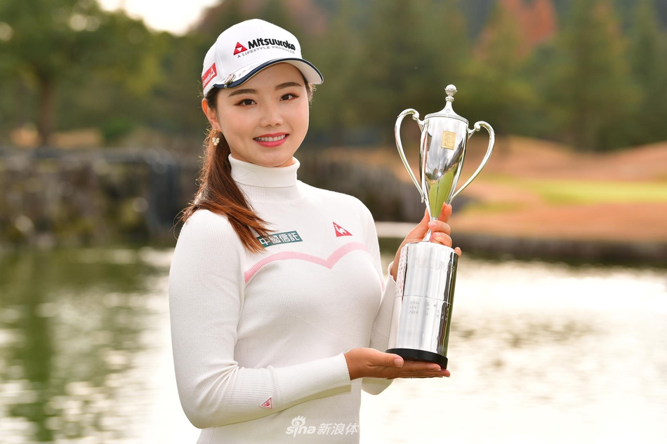 石昱婷在颁奖典礼上手持奖杯，与赛事官员微笑合影