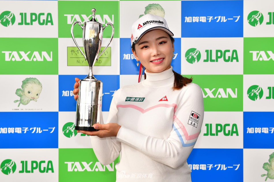 石昱婷与竞争对手一同走下果岭，气氛友好而激烈