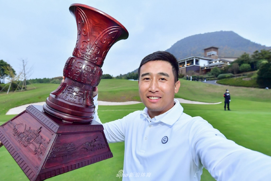 马成姚在决赛轮关键洞专注推杆，凝神聚气瞄准冠军奖杯