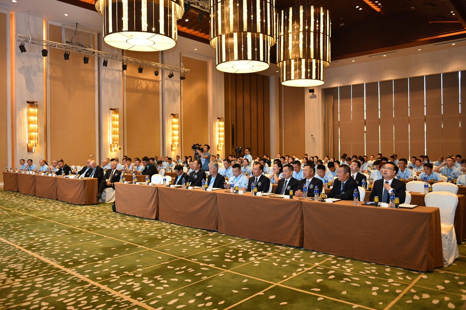 大会结束后部分与会代表合影留念，他们站在印有大会标志的背景板前，笑容灿烂，定格下这次难忘的相聚