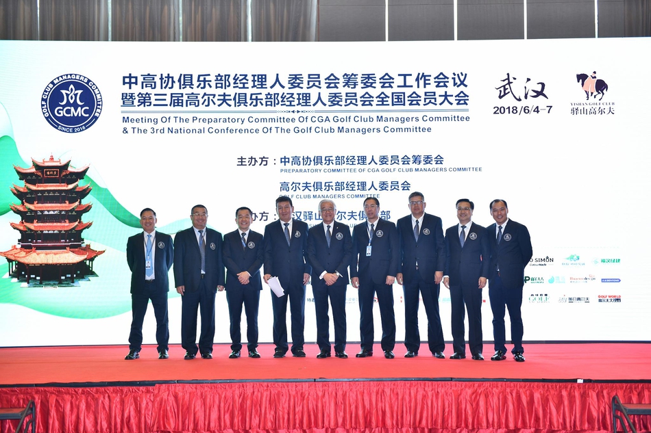 圆桌讨论环节，几位经理人围坐一起，就某个议题展开热烈讨论，表情认真而投入