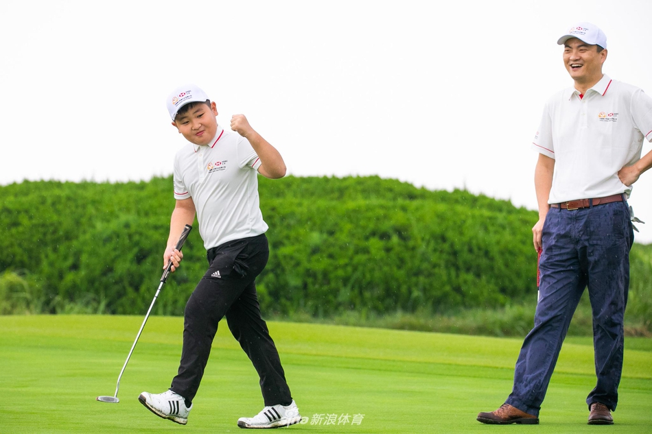 所有参赛家庭与嘉宾在比赛结束后的大合影，人人脸上都挂着灿烂满足的笑容，共同纪念这个充满意义的雨天。