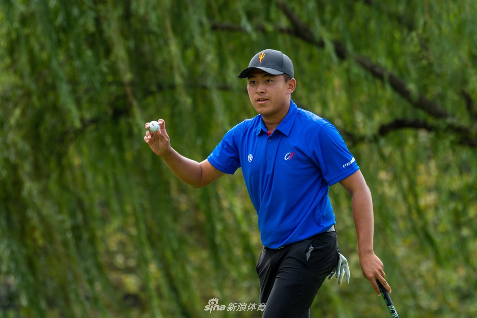 中国球员林钰鑫在发球台开球，动作流畅舒展，他是本次赛事中国军团的领军人物，肩负主场夺冠的期望。