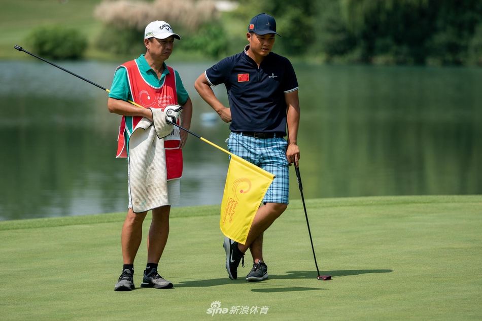 中国球员金博开出本届赛事的第一杆，白色小球在佘山清晨的空气中划出一道清晰的弧线，宣告比赛正式打响。