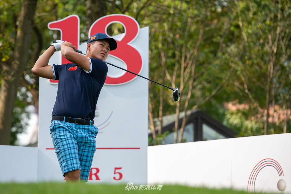 各国球员在练习果岭上认真备战，推杆划过草皮的声音此起彼伏，宁静中弥漫着大赛前的紧张气氛。