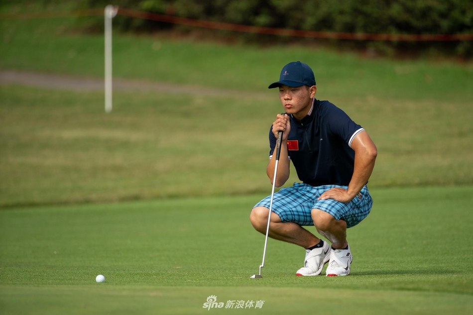 赛事在佘山国际高尔夫俱乐部举行，开阔的球道、起伏的果岭与远处的山林构成一幅壮美的竞技画卷。