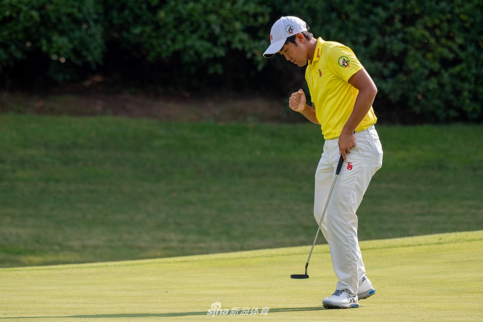 卫冕冠军、日本选手金谷拓实在果岭边冷静观察推杆线路，神情严肃，卫冕之路从第一杆开始便充满挑战。