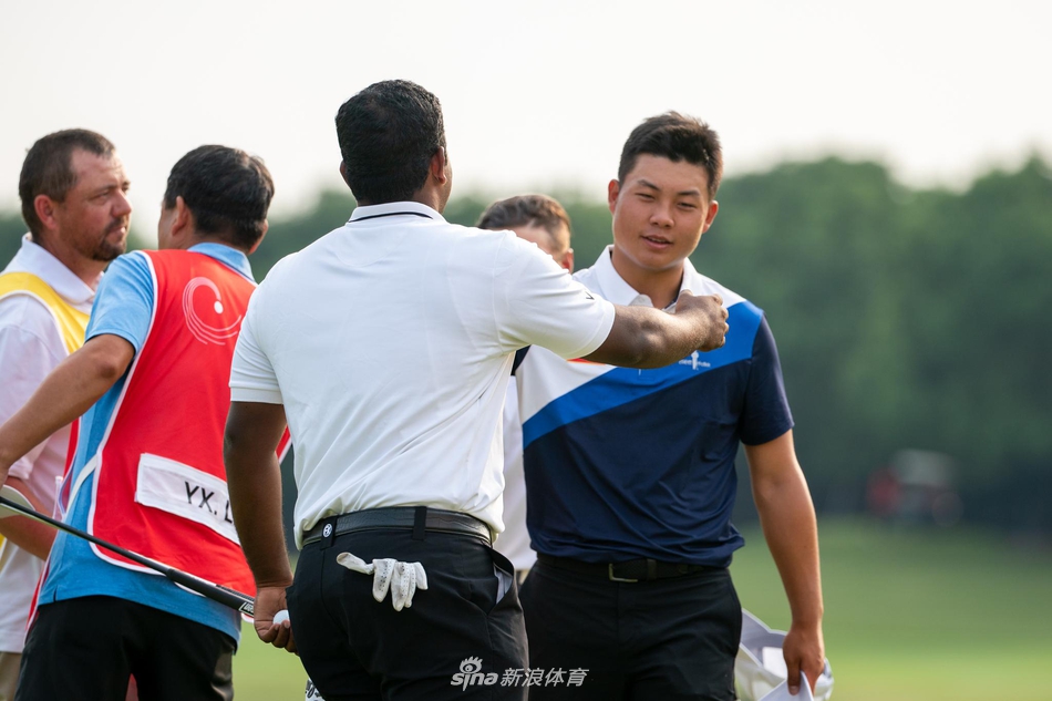 澳大利亚球员布雷克·温德瑞德在佘山球场上挥杆击球,神态专注,他的稳定发挥使其在两轮过后继续领跑群雄。