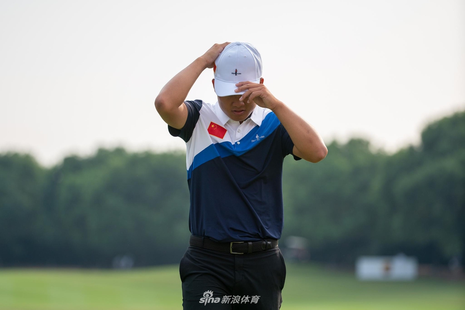 中国球员林钰鑫在比赛中凝神观察果岭线,作为赛事前冠军,他本轮经历了起伏但仍展现出强大竞争力。