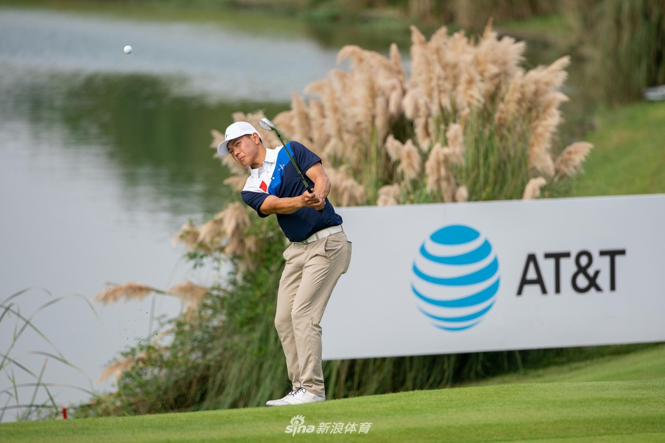 球员在蜿蜒的球道上行走,两侧是茂密的森林,尽显佘山球场森林丘陵型的独特魅力。