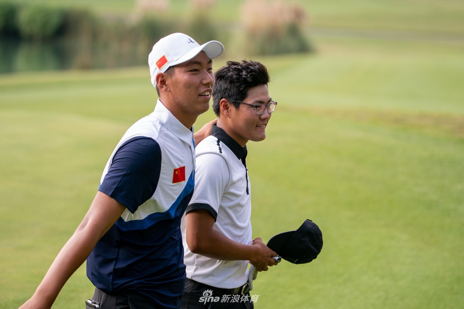 佘山国际高尔夫俱乐部的标志性景观,第十六洞发球台俯瞰深达五十米的采石场深谷,挑战与奇景并存。