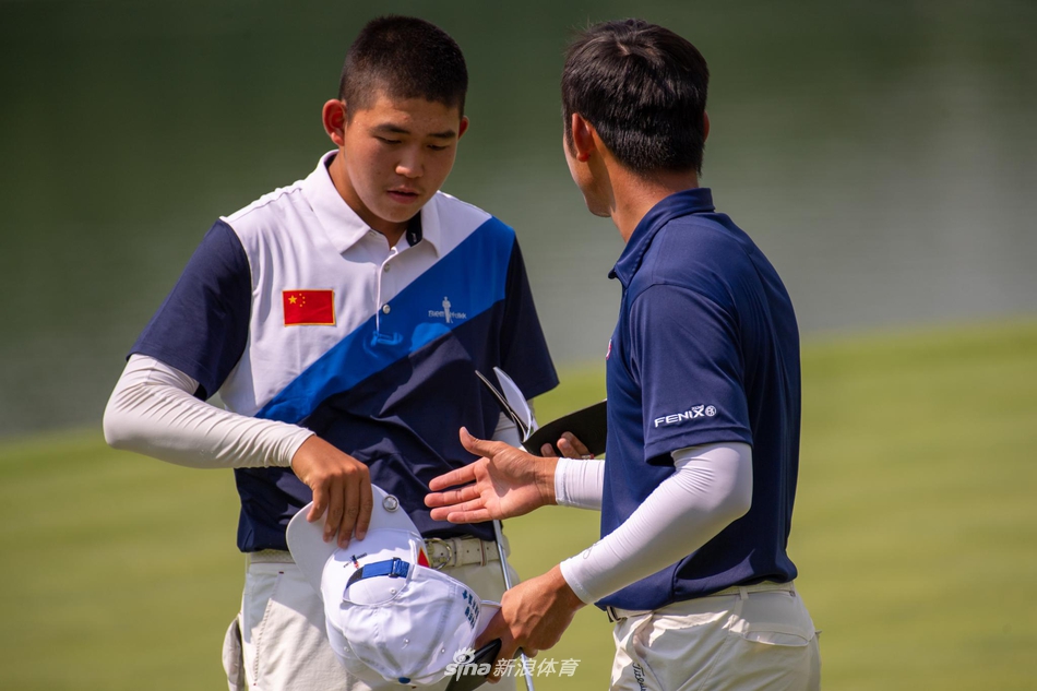 夕阳下的佘山球场宁静而壮美,比赛间隙,观众在美景中驻足观赏。