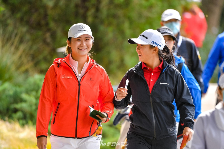 殷若宁优雅挥杆瞬间，球杆划出完美弧线，白色小球在蓝天背景下飞向远方