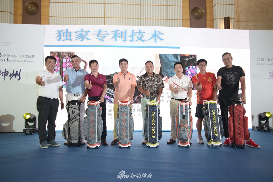 赛后选手们握手致意,笑容灿烂,尽显绅士运动的风度与友谊第一的体育精神